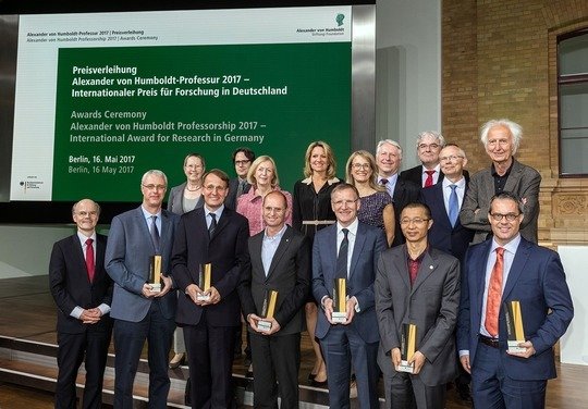 Bundesministerin für Bildung und Forschung Johanna Wanka, Generalsekretär der Humboldt-Stiftung Dr. Enno Aufderheide, Präsident der Humboldt-Stiftung Helmut Schwarz, Humboldt-Preisträger 2017 und Laudatoren<br /><br />