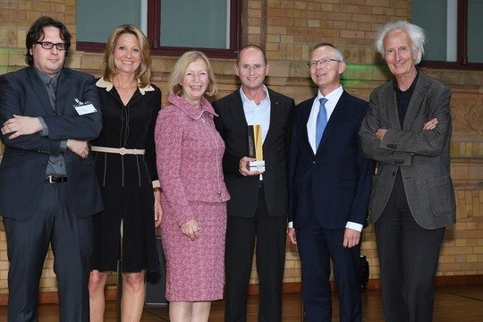 Direktor des Max Planck Instituts für Pflanzenzüchtungsforschung Prof. Dr. Miltos Tsiantis, Rektorin der Heinrich-Heine-Universität Düsseldorf Prof. Dr. Anja Steinbeck, Bundesministerin für Bildung und Forschung Johanna Wanka, <strong>Preisträger Prof. Dr. Wolf B. Frommer</strong>, Vorstand Wissenschaftlicher Geschäftsbereich des Forschungszentrums Jülich, Präsident der Humboldt-Stiftung Prof. Dr. Helmut Schwarz