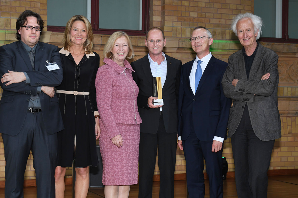 Direktor des Max Planck Instituts für Pflanzenzüchtungsforschung Prof. Dr. Miltos Tsiantis, Rektorin der Heinrich-Heine-Universität Düsseldorf Prof. Dr. Anja Steinbeck, Bundesministerin für Bildung und Forschung Johanna Wanka, Preisträger Prof. Dr. Wolf B. Frommer, Vorstand Wissenschaftlicher Geschäftsbereich des Forschungszentrums Jülich, Präsident der Humboldt-Stiftung Prof. Dr. Helmut Schwarz