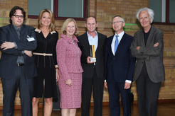 Direktor des Max Planck Instituts für Pflanzenzüchtungsforschung Prof. Dr. Miltos Tsiantis, Rektorin der Heinrich-Heine-Universität Düsseldorf Prof. Dr. Anja Steinbeck, Bundesministerin für Bildung und Forschung Johanna Wanka, Preisträger Prof. Dr. Wolf B. Frommer, Vorstand Wissenschaftlicher Geschäftsbereich des Forschungszentrums Jülich, Präsident der Humboldt-Stiftung Prof. Dr. Helmut Schwarz