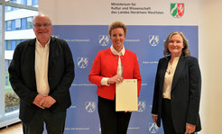 von links nach rechts: Prof. Dr. Paul Schulze-Lefert (MPIPZ), Ministerin Ina Brandes, Prof. Dr. Alga Zuccaro (Uni Köln)